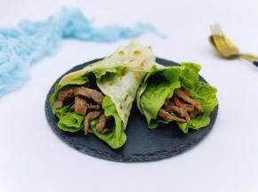 将饼卷起来即可食用。