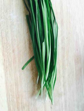 新鲜的韭菜摘干净，洗好控水。