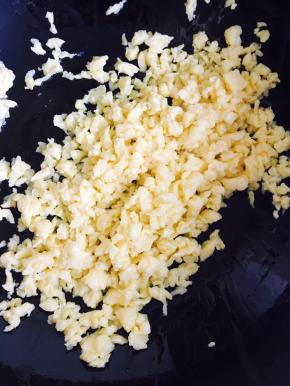 油温热，加打散的鸡蛋倒入锅中，快速炒成小块。