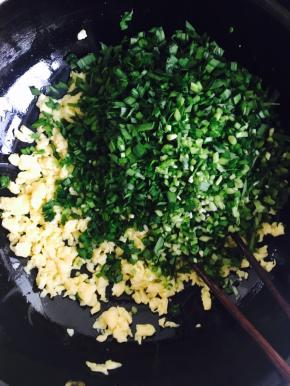 将切好的韭菜和炒好的鸡蛋拌匀。