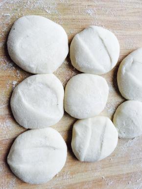 将小剂子按扁。