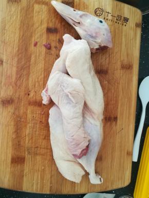 鸭子半边，洗净备用。