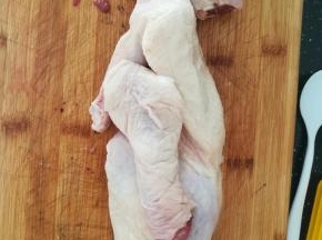 鸭子半边，洗净备用。