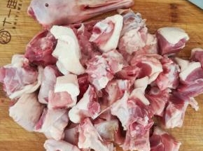 切成大小合适的块。