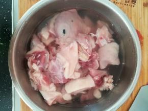 冷水浸泡，去血水。多换几次水。