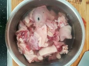 冷水浸泡，去血水。多换几次水。