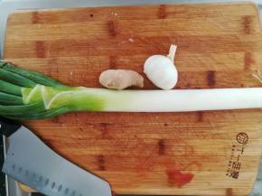 大葱，大蒜，生姜备好。