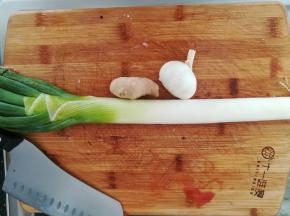 大葱，大蒜，生姜备好。