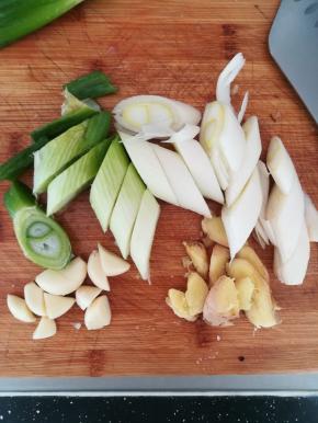 大蒜去皮，斜切一刀。生姜拍下，切片。大葱切斜段。