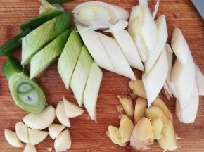 大蒜去皮，斜切一刀。生姜拍下，切片。大葱切斜段。