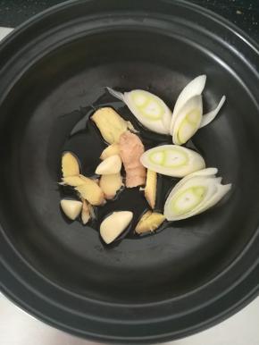 砂锅凉油，放入葱姜蒜煸香。