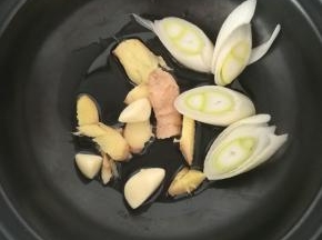 砂锅凉油，放入葱姜蒜煸香。