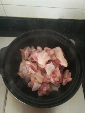 加入鸭子翻炒。炒出鸭油。