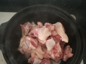 加入鸭子翻炒。炒出鸭油。