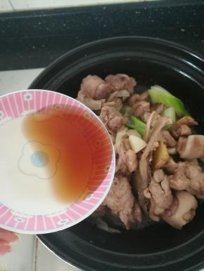 加入料酒曲去腥。