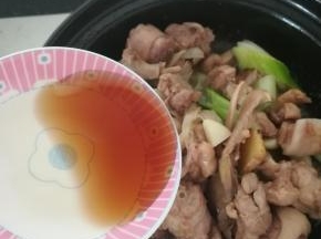 加入料酒曲去腥。