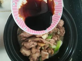 加入老抽上色调味。