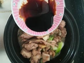 加入老抽上色调味。