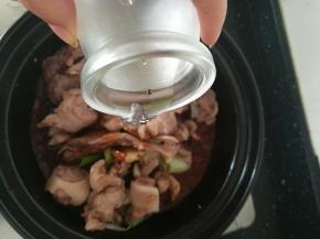 加入适量的清水。