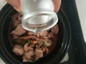 加入适量的清水。