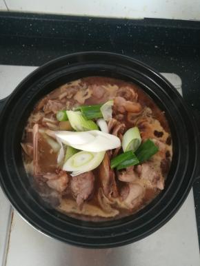 加入剩下的葱段。小火炖煮半个小时。