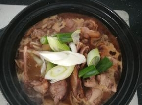 加入剩下的葱段。小火炖煮半个小时。