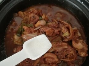 加入糖，提鲜。