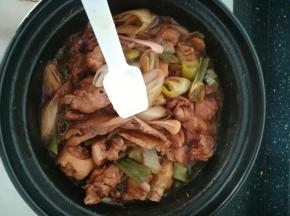 加入食盐，调味。出锅前，撒上一些葱圈。。