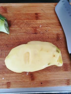 土豆洗净，去皮。