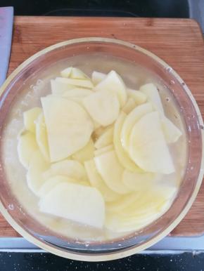 凉水浸泡，去淀粉。