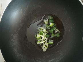 葱白一点的部分，凉油下锅，炸出葱油。