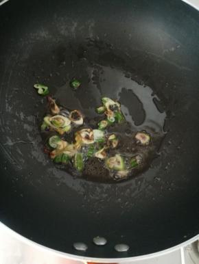 炸煎之后，葱捞出，不用。