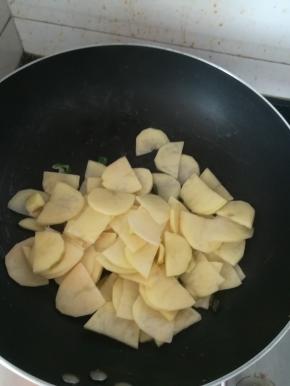放入土豆片，煎炸。