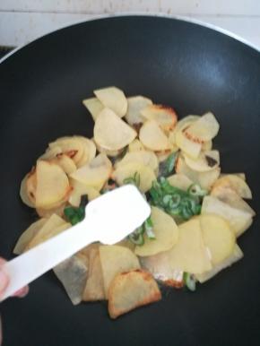 加入食盐调味。翻炒均匀。