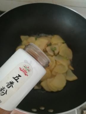 撒入五香粉。即可。