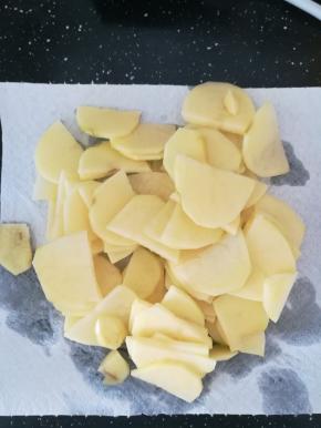 浸泡好的土豆片，用厨房纸吸去多余的水分。