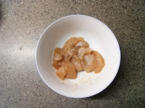 鸡胸肉一块，切成小丁，用淀粉和黑胡椒抓匀，腌制一会儿