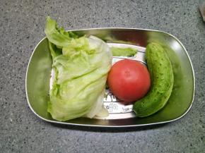 趁腌制鸡肉的空隙来清洗蔬菜。忽略我的西红柿，用圣女果比较好哦，颜值高还好吃，我是家里没有临时用西红柿代替的，嘿嘿。