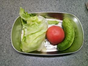 趁腌制鸡肉的空隙来清洗蔬菜。忽略我的西红柿，用圣女果比较好哦，颜值高还好吃，我是家里没有临时用西红柿代替的，嘿嘿。