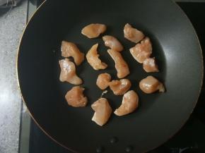 腌制好的鸡肉平底锅煎熟，为了更低脂，我没有放油，也挺好吃的。大家觉得口味淡的可以放点油。