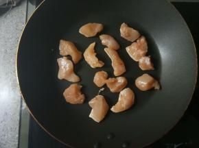 腌制好的鸡肉平底锅煎熟，为了更低脂，我没有放油，也挺好吃的。大家觉得口味淡的可以放点油。