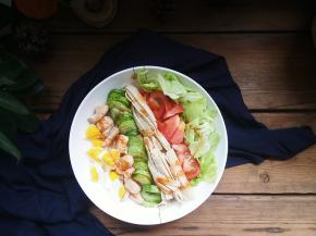 鸡蛋切小块，豆皮切丝，黄瓜切片，圣女果对开，生菜撕成小块，然后把食材按照浅颜色深颜色这样的顺序摆放进盘子里，撒上喜欢的沙拉酱就可以了。我比较喜欢焙煎芝麻酱的口味。