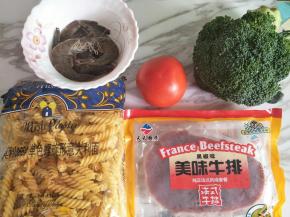 准备好要用的材料，牛排买的半成品方便快捷，也可以自己腌制