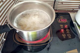 锅里水烧开后，下入螺旋面煮熟