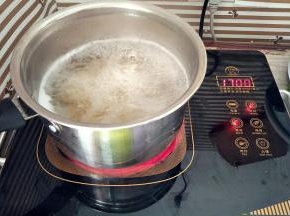 锅里水烧开后，下入螺旋面煮熟