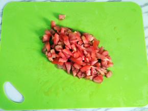 西红柿切小丁，明虾去壳