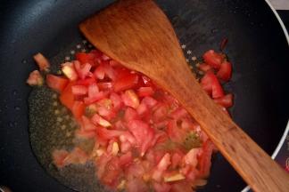 热锅倒油，下入西红柿丁煸炒