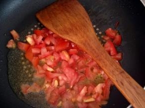 热锅倒油，下入西红柿丁煸炒