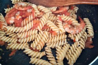 加入煮熟的螺旋面，加入适量盐、黑胡椒和罗勒碎炒匀出锅