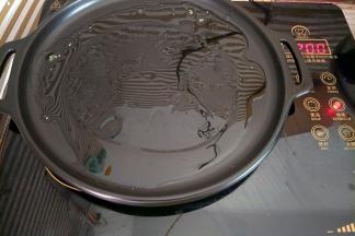 烤盘或平底锅倒入适量油烧热
